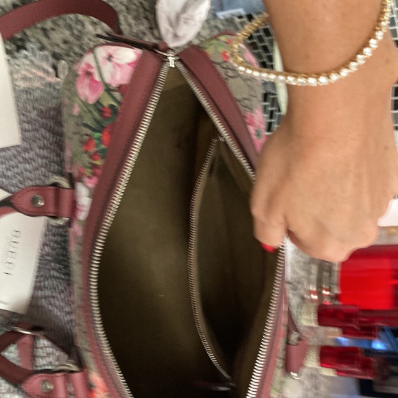 Gucci bag, used 3x like new. Beautiful for traveling - Picture 2 of 3